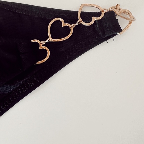 PrettyLittleThing NWT Black Bikini Bottoms with Gold Heart Chain Size US 4 - Picture 3 of 7